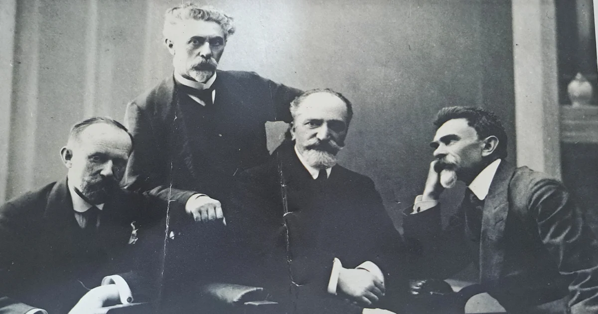 From left to right: Henrik Hriniavsky, painter Gevorg Bashinjaghian, musician Konstantine Alikhanov, painter Oscar Shmerling. Photo from the collection of Gia Gersamia. Teachers at the School of Painting and Sculpture, 1901. Image